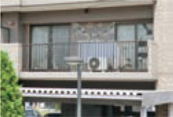 外壁にX字クラックが入り鉄筋が露出している写真。建物状況は中破。地区は泉区八乙女