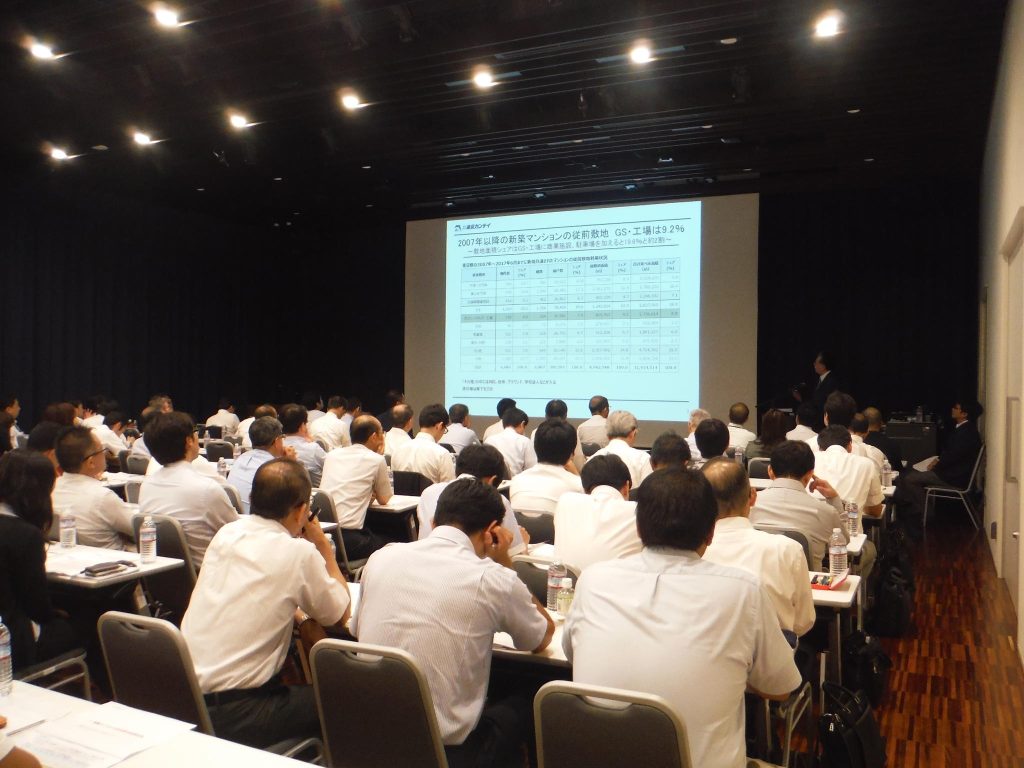 ワテラスコモンホールにてセミナーを実施ている講師と受講する参加者たちの写真